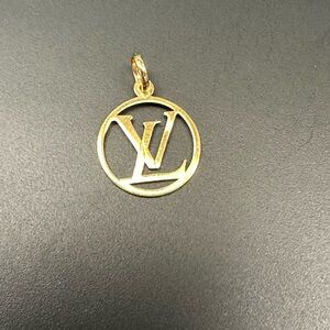 18kt gold pendant